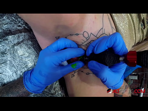 ❤️ Sully Savage, une chaudasse extrêmement tatouée, s'est fait tatouer le clitoris. Vidéo de sexe at porn fr.xxxdl.ru ☑